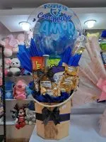 Ancheta cervecera artesanal con cerveza Coronita, dulces y globo burbuja exhibida en tienda de regalos Valeland Barbosa