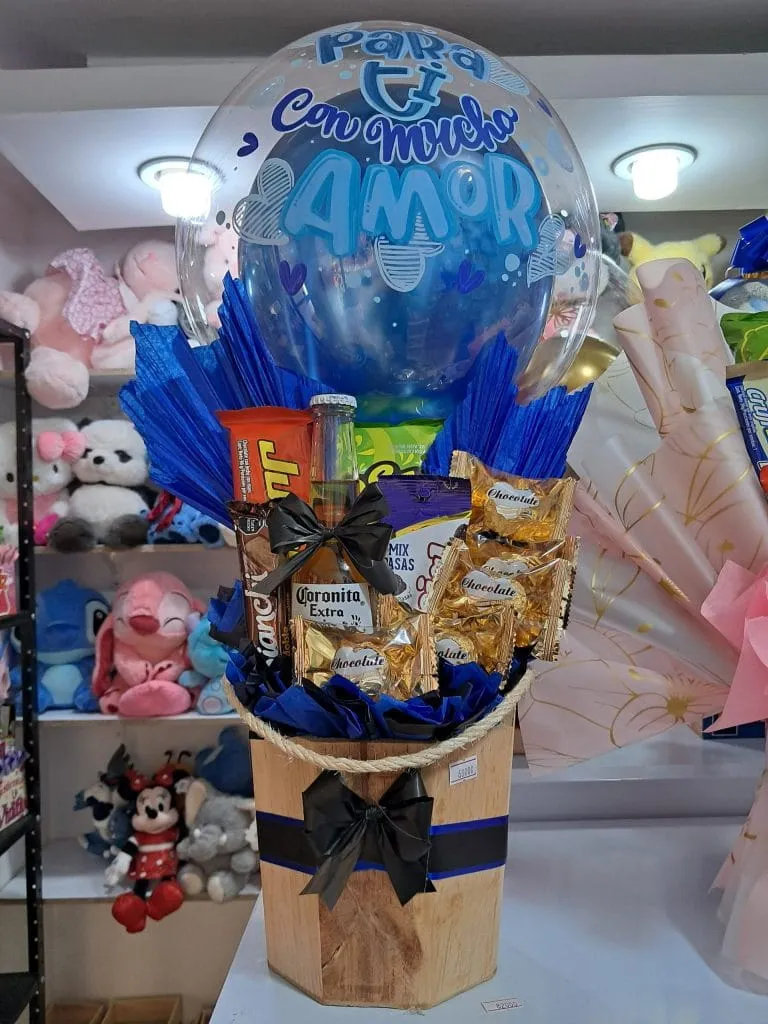 Ancheta cervecera artesanal con cerveza Coronita, dulces y globo burbuja exhibida en tienda de regalos Valeland Barbosa