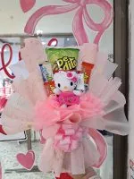 Ramo bouquet de Hello Kitty con chocolates y dulces para regalo exhibido en tienda Valeland Barbosa