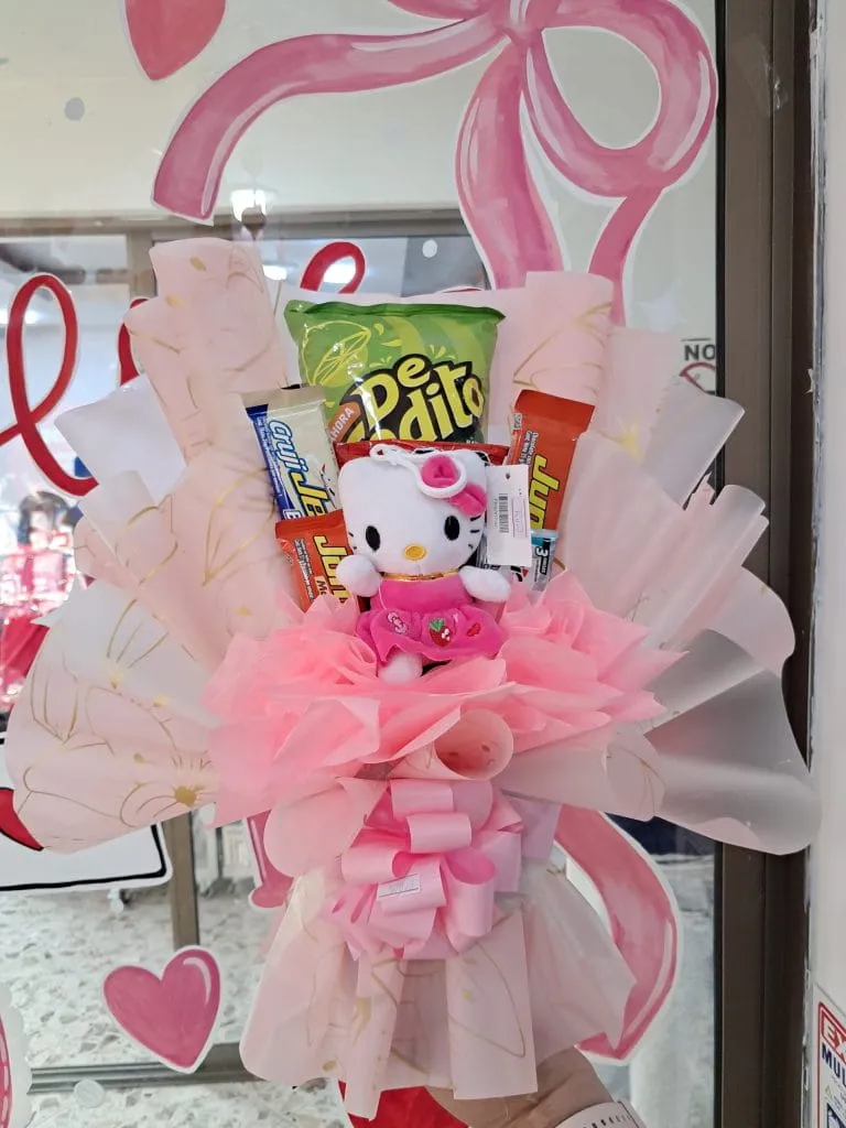 Ramo bouquet de Hello Kitty con chocolates y dulces para regalo exhibido en tienda Valeland Barbosa