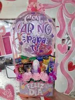 Ancheta artesanal tipo globo aerostático con rosas en satín, chocolates y caja Feliz Día en tienda Valeland Barbosa