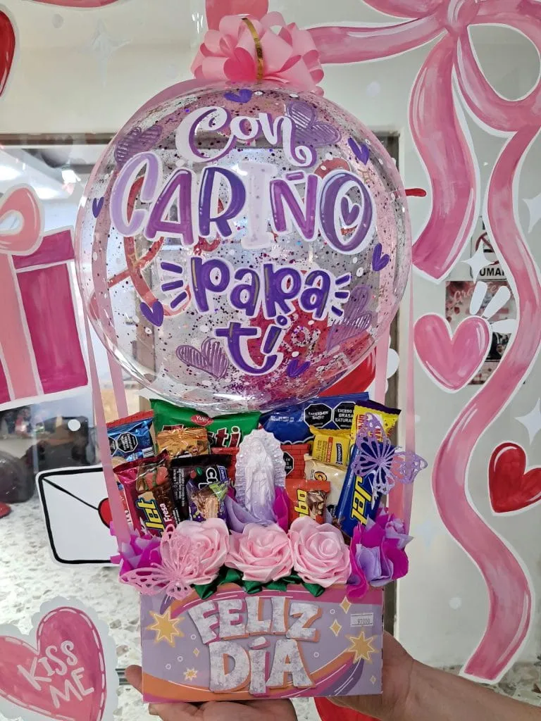 Ancheta artesanal tipo globo aerostático con rosas en satín, chocolates y caja Feliz Día en tienda Valeland Barbosa