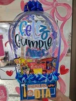 Ancheta masculina de cumpleaños con globo aerostático y variedad de dulces exhibida en tienda Valeland Barbosa