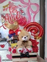 Ancheta romántica con peluche tierno, rosas eternas de satín rojo y globo burbuja decorada en tienda Valeland Barbosa