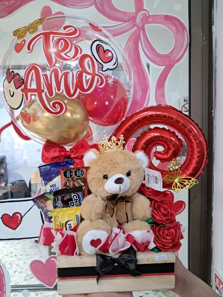 Ancheta romántica con peluche tierno, rosas eternas de satín rojo y globo burbuja decorada en tienda Valeland Barbosa