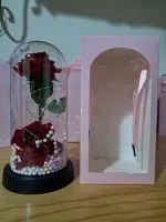 Cúpula con rosas eternas rojas junto a su caja de regalo rígida con empaque protector seguro para envío
