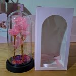 Cúpula con rosas cristalizadas rosadas junto a su caja protectora de regalo para envío seguro