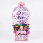 Ancheta estilo globo aerostático con globo burbuja escarchado Con Cariño Para Ti, rosas rosadas, chocolates Jet y variedad de dulces sobre fondo blanco