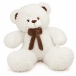 Oso de peluche blanco de textura suave y esponjosa con moño de tela marron en el cuello sobre fondo blanco