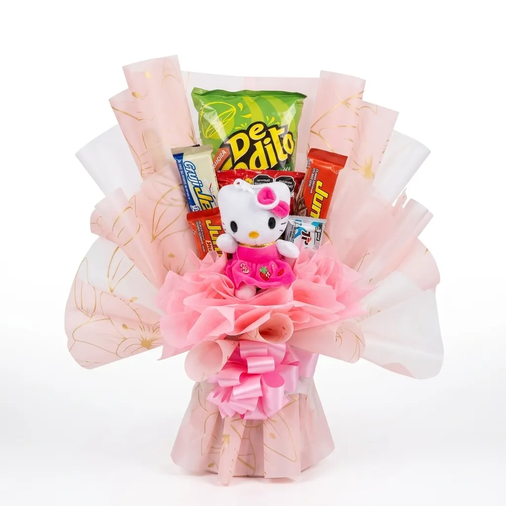 Ramo ancheta estilo bouquet con peluche de Hello Kitty en vestido fucsia, chocolates, pasabocas y envoltura rosada sobre fondo blanco