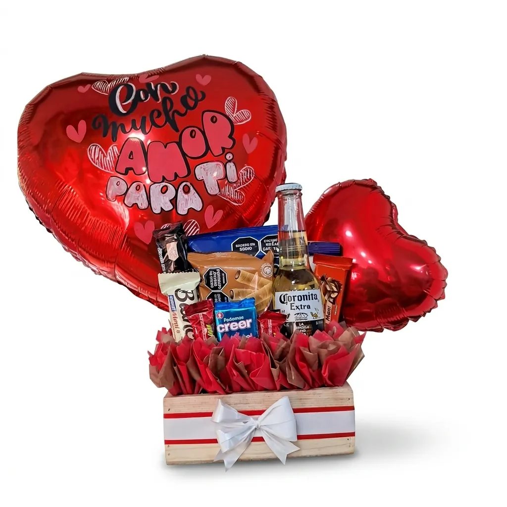 Ancheta de madera con cerveza Coronita Extra, variedad de snacks, chocolates y globos de corazón metalizados rojos sobre fondo blanco